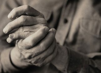 Đau xương khớp ở người cao tuổi – hãy quan tâm nhiều hơn